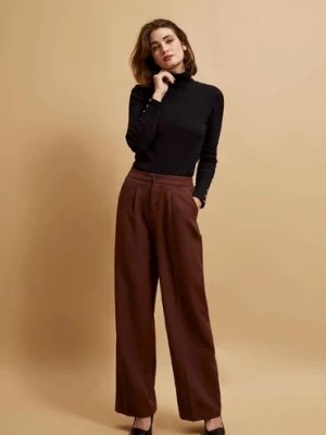 Zdjęcie produktu Eleganckie brązowe spodnie damskie w kant Moodo