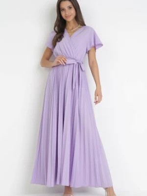 Zdjęcie produktu Fioletowa Elegancka Sukienka Maxi w Plisy z Kopertowym Dekoltem i Wiązaniem Thessi