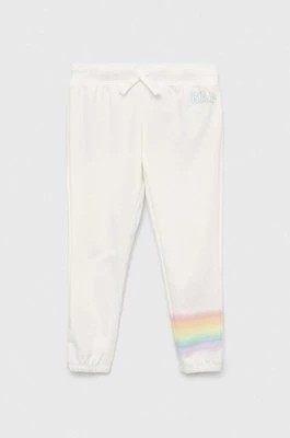 Zdjęcie produktu GAP spodnie dresowe dziecięce kolor biały z nadrukiem
