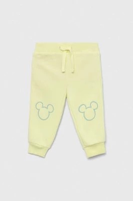 Zdjęcie produktu GAP spodnie dresowe dziecięce x Disney kolor żółty z nadrukiem
