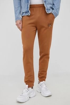 Zdjęcie produktu GAP spodnie x Disney męskie kolor brązowy z nadrukiem