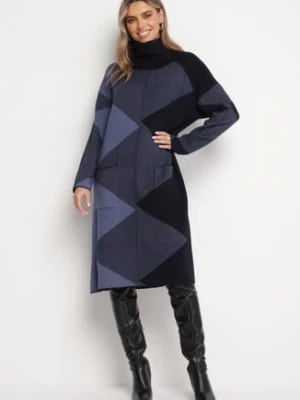 Zdjęcie produktu Granatowa Sweterkowa Sukienka Midi o Luźnym Kroju z Golfem i Geometrycznym Wzorem Diverna