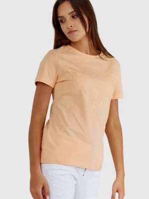Zdjęcie produktu GUESS Brzoskwiniowy t-shirt damski z trójkątnym logo