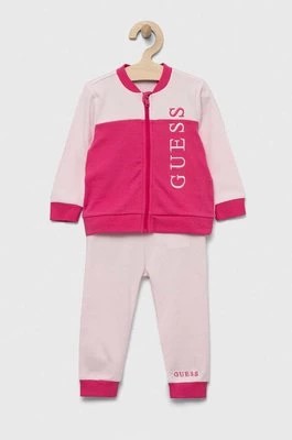 Zdjęcie produktu Guess komplet dresowy bawełniany niemowlęcy kolor różowy