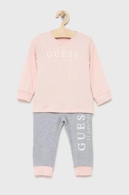 Zdjęcie produktu Guess piżama dziecięca kolor różowy z nadrukiem