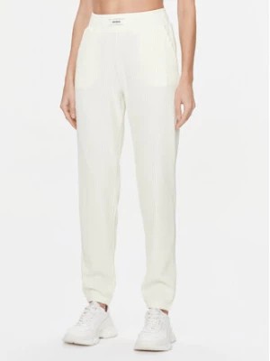 Zdjęcie produktu Guess Spodnie dresowe Aislin V4RB01 KC2T0 Biały Regular Fit