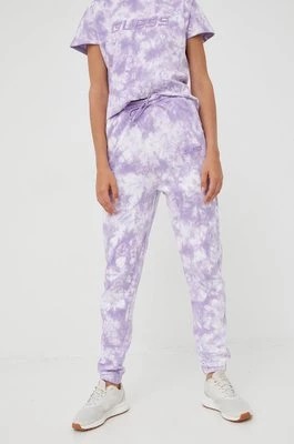 Zdjęcie produktu Guess spodnie dresowe bawełniane damskie kolor fioletowy wzorzyste