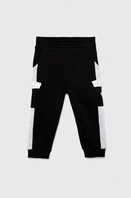 Zdjęcie produktu Guess spodnie dresowe bawełniane dziecięce kolor czarny wzorzyste