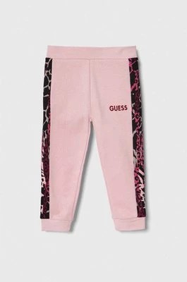 Zdjęcie produktu Guess spodnie dresowe bawełniane dziecięce kolor różowy wzorzyste