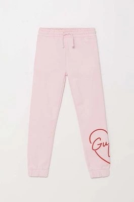 Zdjęcie produktu Guess spodnie dresowe bawełniane dziecięce kolor różowy z aplikacją J4YQ16 KA6R3