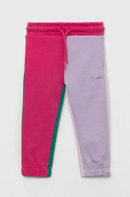 Zdjęcie produktu Guess spodnie dresowe bawełniane dziecięce wzorzyste