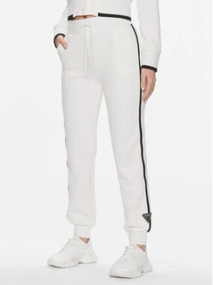 Zdjęcie produktu Guess Spodnie dresowe Cheri V4RB08 KBSL0 Biały Regular Fit