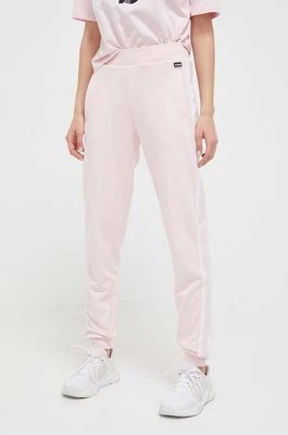 Zdjęcie produktu Guess spodnie dresowe kolor różowy z nadrukiem