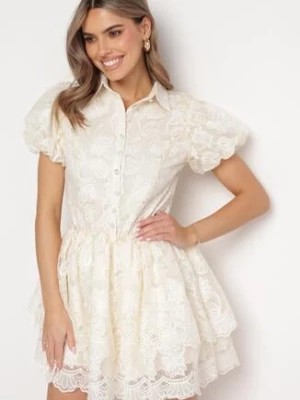 Zdjęcie produktu Jasnobeżowa Koronkowa Sukienka Mini w Kwiaty z Bufiastymi Rękawami Cervi