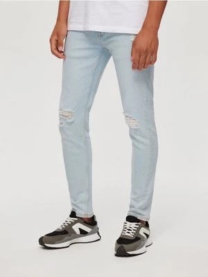 Zdjęcie produktu Jasnoniebieskie jeansy slim fit z dziurami House