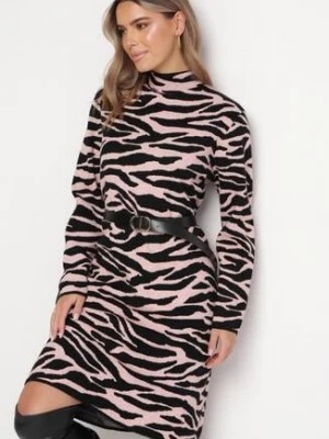 Zdjęcie produktu Jasnoróżowa Sukienka Midi o Luźnym Kroju ze Zwierzęcym Motywem i Półgolfem Vissara