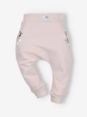 Zdjęcie produktu Jasnoróżowe spodnie dresowe PINK FLOWERS z bawełny organicznej NINI