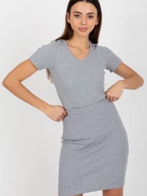 Zdjęcie produktu Jasnoszara prążkowana bluzka damska basic z krótkim rękawem Lily Rose