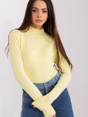 Zdjęcie produktu Jasnożółty damski sweter z golfem