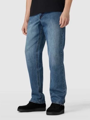 Zdjęcie produktu Jeansy o kroju straight fit z kieszeniami z tyłu model ‘Straight Slit Jeans’ Urban Classics