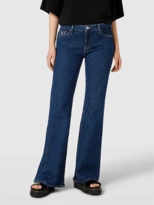 Zdjęcie produktu Jeansy o rozkloszowanym kroju z wyhaftowanym logo model ‘SOPHIE’ Tommy Jeans
