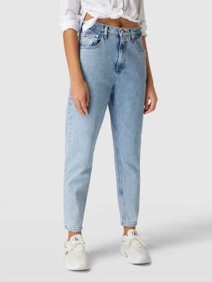 Zdjęcie produktu Jeansy z o kroju ultra high tapered mom fit z wyhaftowanym logo Tommy Jeans
