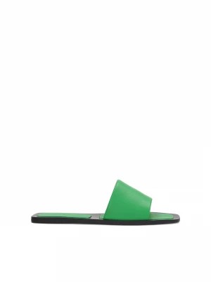Zdjęcie produktu Klapki na płaskiej podeszwie w zielonym kolorze z naturalnej skóry Kazar