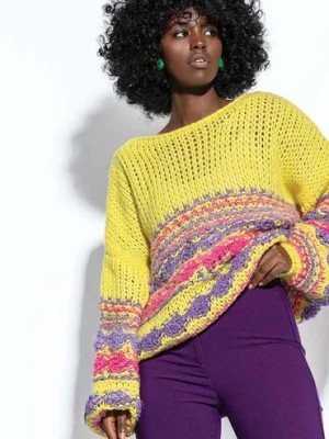 Zdjęcie produktu Kolorowy sweter damski z dzianiny Fobya żółty