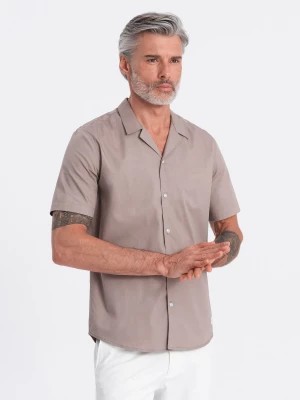 Zdjęcie produktu Koszula męska z krótkim rękawem i kubańskim kołnierzem - ciemnobeżowa V3 OM-SHSS-0168
 -                                    M