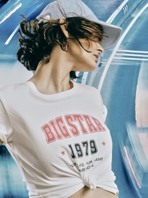 Zdjęcie produktu Koszulka damska bawełniana z dużym nadrukiem na piersi biała Rismela 100 BIG STAR