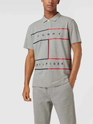 Zdjęcie produktu Koszulka polo o kroju regular fit z bawełny ekologicznej z nadrukiem w kontrastowym kolorze Tommy Hilfiger