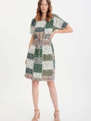 Zdjęcie produktu Krótka damska sukienka z krótkim rękawem i paskiem Greenpoint
