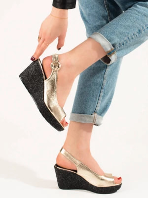 Zdjęcie produktu Lekkie damskie sandały na koturnie Shelovet złote Merg