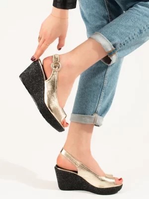 Zdjęcie produktu Lekkie damskie sandały na koturnie złote Shelvt