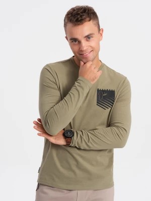 Zdjęcie produktu Longsleeve męski z printem w kształcie kieszonki - oliwkowy V2 OM-LSPT-0118
 -                                    M