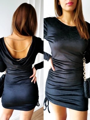 Zdjęcie produktu Magic czarna dopasowana welurowa sukienka z łańcuszkami na plecach PERFE