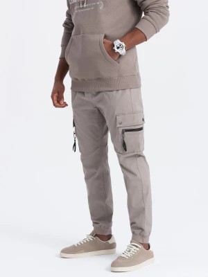 Zdjęcie produktu Męskie spodnie JOGGERY z zapinanymi kieszeniami cargo - ciemnobeżowe V2 OM-PAJO-0125
 -                                    M