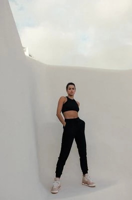 Zdjęcie produktu MUUV. spodnie damskie kolor czarny gładkie