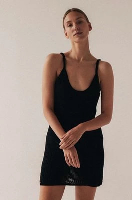 Zdjęcie produktu MUUV. sukienka bawełniana kolor czarny mini dopasowana