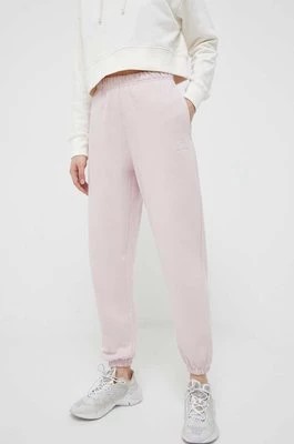 Zdjęcie produktu New Balance spodnie dresowe bawełniane kolor różowy gładkie WP31503SOI-SOI