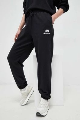 Zdjęcie produktu New Balance spodnie dresowe kolor czarny z nadrukiem WP31530BK-0BK