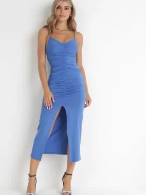 Zdjęcie produktu Niebieska Dopasowana Sukienka Midi z Marszczeniem i Rozcięciem Heidrun