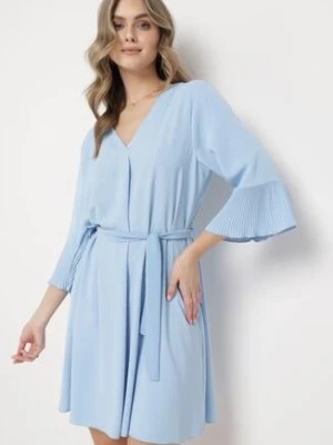 Zdjęcie produktu Niebieska Sukienka Mini z Paskiem w Talii i Plisowanymi Rękawami Urssalia