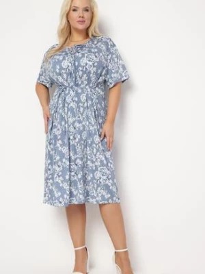 Zdjęcie produktu Niebieska Sukienka z Kwiatowym Wzorem o Pudełkowym Fasonie Basilla