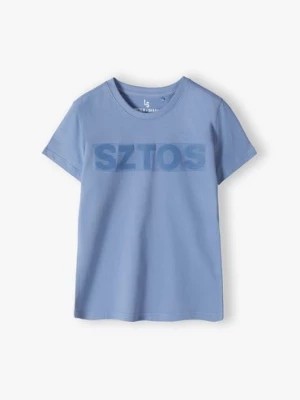 Zdjęcie produktu Niebieski t-shirt chłopięcy bawełniany z napisem- Sztos Lincoln & Sharks by 5.10.15.