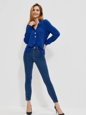 Zdjęcie produktu Niebieskie spodnie damskie jeansowe rurki z ozdobnymi guzikami Moodo