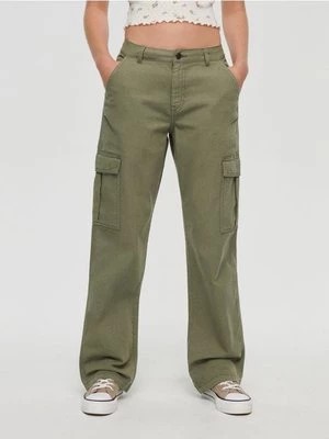 Zdjęcie produktu Oliwkowe spodnie straight fit z kieszeniami cargo House