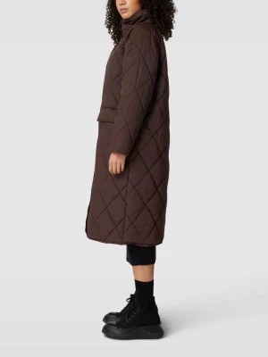 Zdjęcie produktu Płaszcz pikowany z kieszeniami z patką model ‘Lumus’ FREE/QUENT