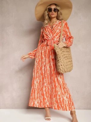 Zdjęcie produktu Pomarańczowa Długa Kopertowa Sukienka z Abstrakcyjnym Motywem i Paskiem w Talii Delphinna