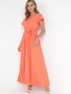 Zdjęcie produktu Pomarańczowa Elegancka Sukienka Maxi w Plisy z Kopertowym Dekoltem i Wiązaniem Thessi